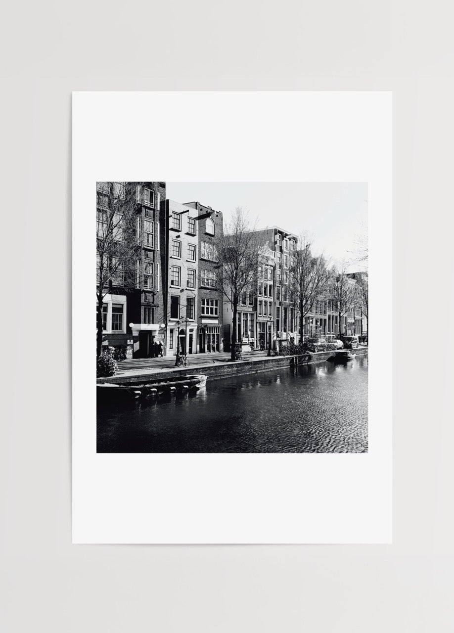 Merve Kurt’un Amsterdam’da çektiği siyah-beyaz fotoğraf, kanal evleri ve suyun yansımasını ölümsüzleştiren poster baskı.
