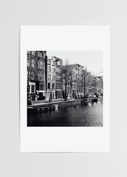 Merve Kurt’un Amsterdam’da çektiği siyah-beyaz fotoğraf, kanal evleri ve suyun yansımasını ölümsüzleştiren poster baskı.