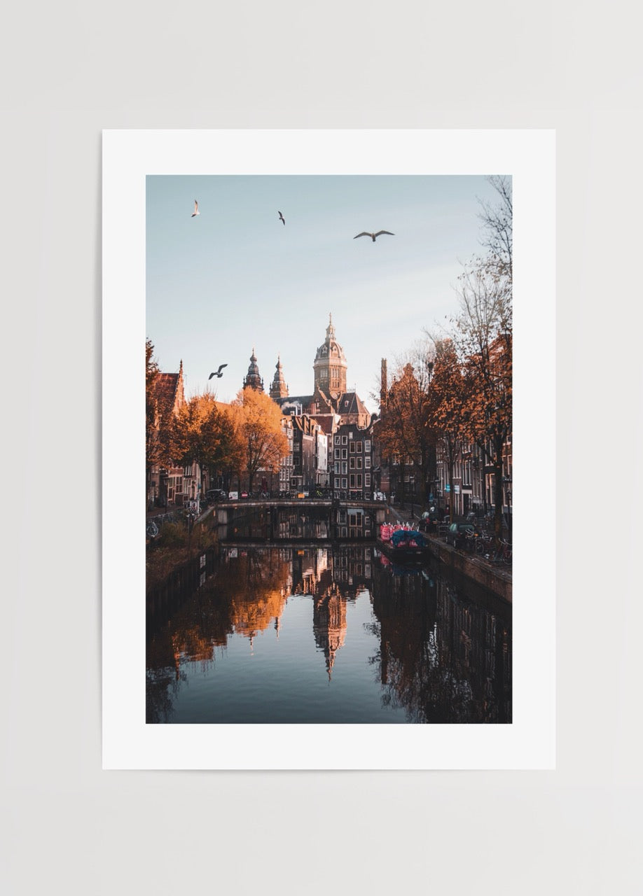 Amsterdam kanalında yansıyan tarihi binalar ve sonbahar manzaralı poster baskı