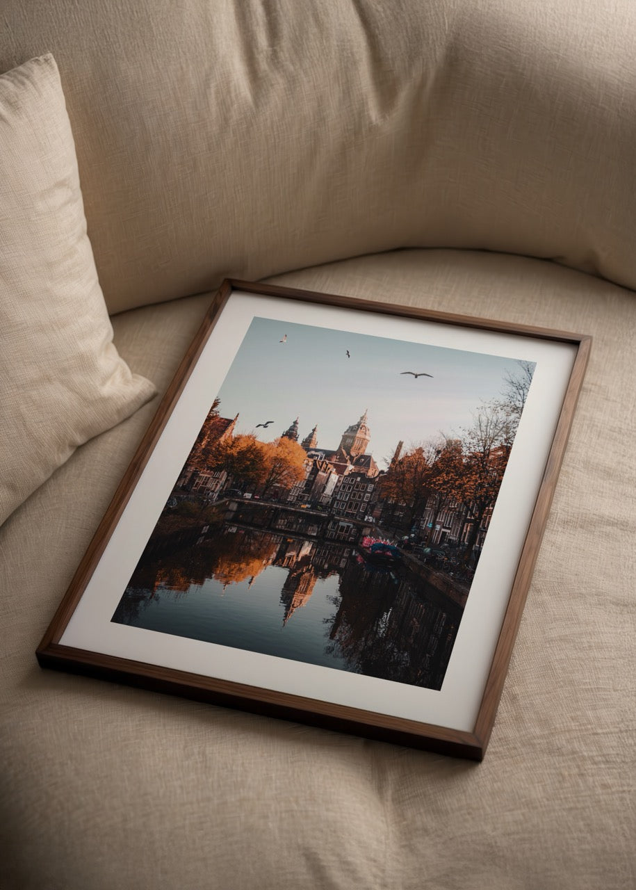 Amsterdam kanalında yansıyan tarihi binalar ve sonbahar manzaralı poster baskı