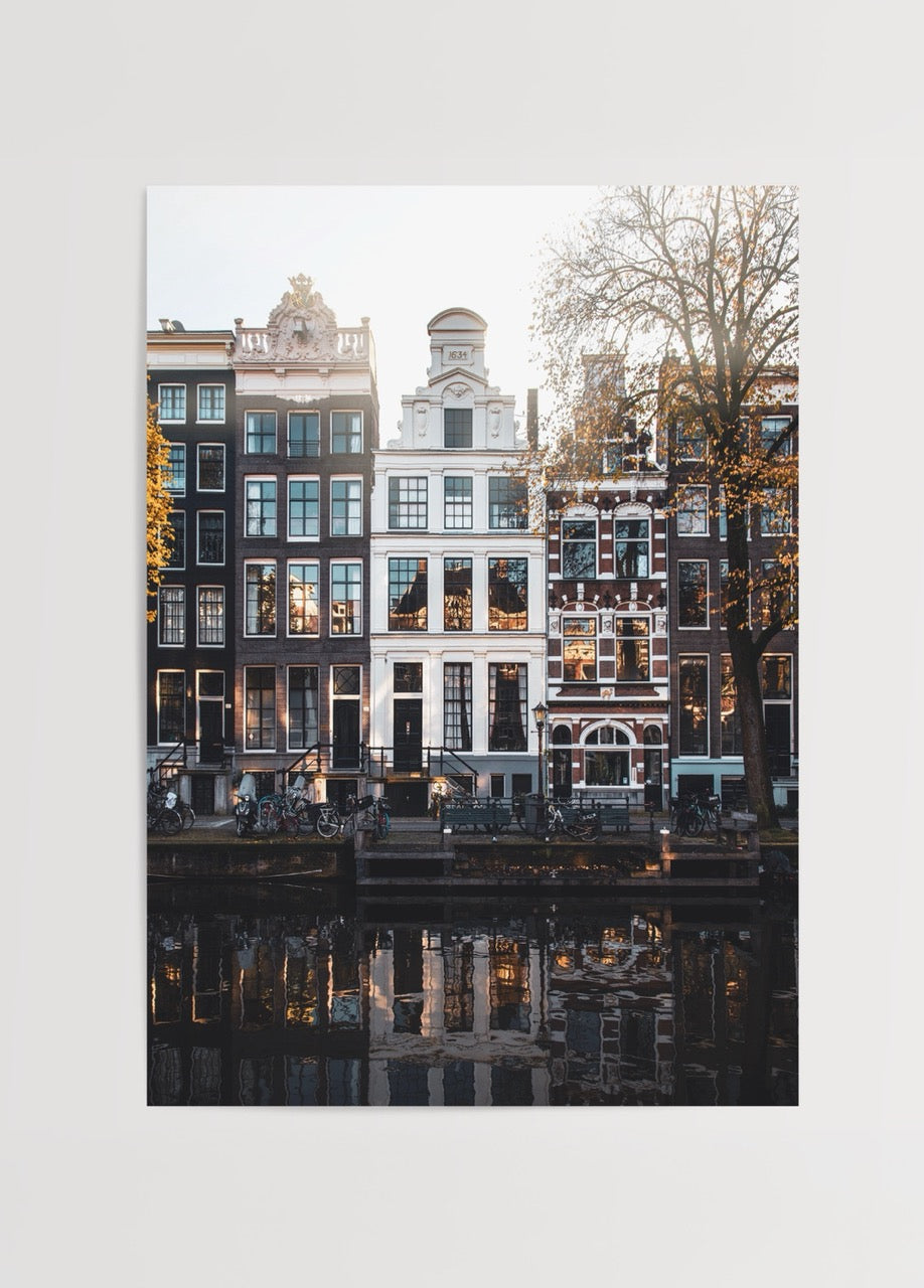 Amsterdam kanalı boyunca tarihi evler ve suya yansıyan şehir manzarası poster baskısı