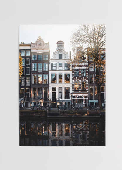Amsterdam kanalı boyunca tarihi evler ve suya yansıyan şehir manzarası poster baskısı