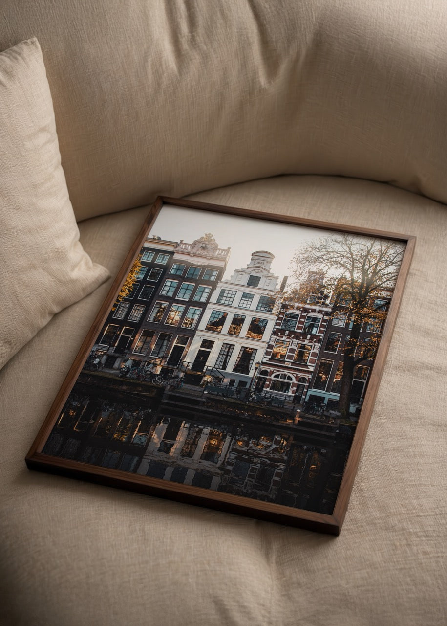 Amsterdam kanalı boyunca tarihi evler ve suya yansıyan şehir manzarası poster baskısı