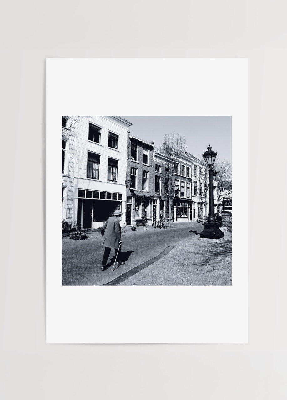 Merve Kurt’un Amsterdam sokaklarında çektiği siyah-beyaz fotoğraf, şehir ruhunu ve mimariyi yansıtan poster baskı.