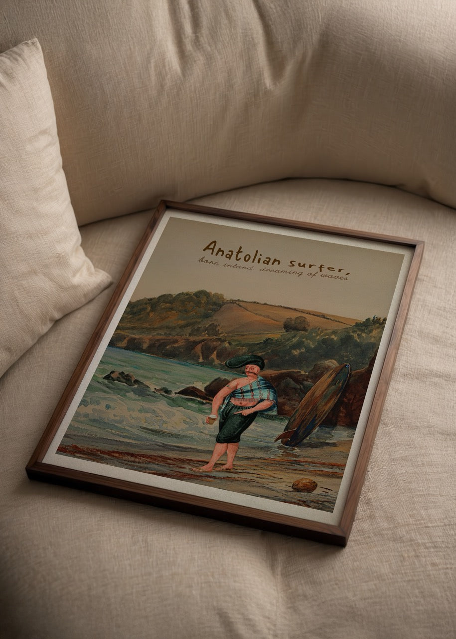 Sörf tahtasıyla Anadolu kıyısında duran figürlü Anatolian Surfer poster baskı