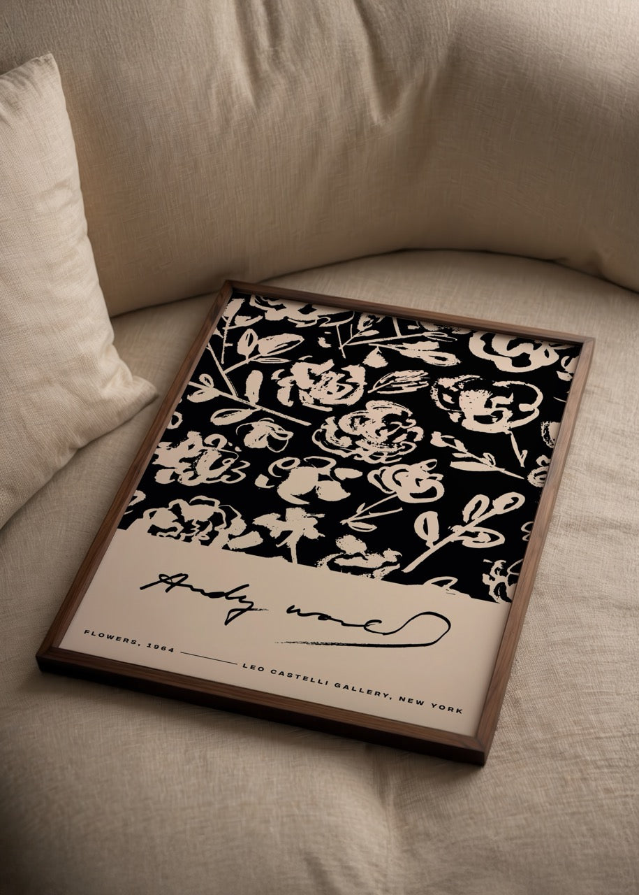Andy Warhol Flowers 1964 eserinden ilham alan siyah zeminli çiçek desenli poster