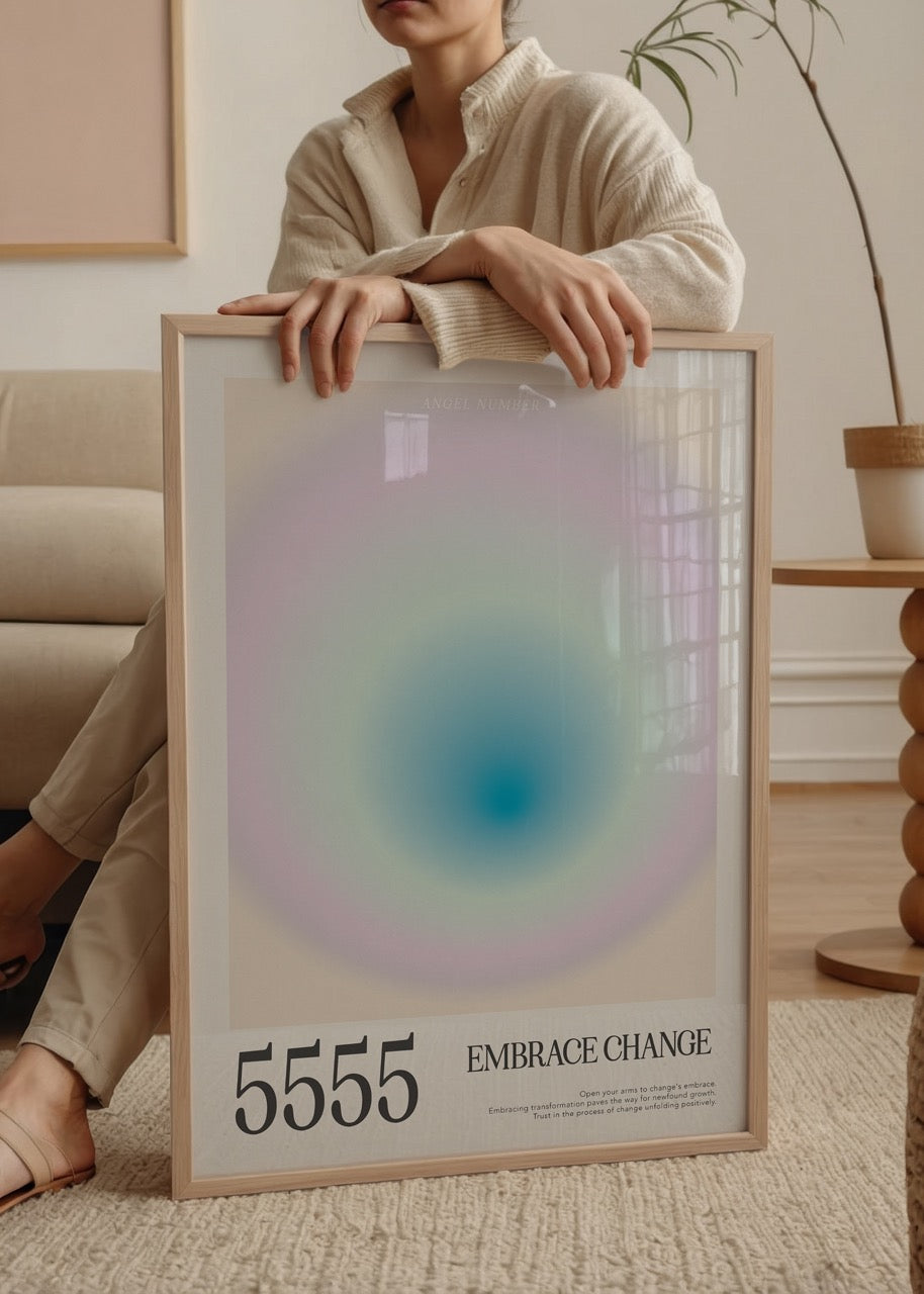Pastel tonlarda tasarlanmış, merkezinde yoğun mavi aura efekti bulunan 5555 melek sayılı poster baskısı.