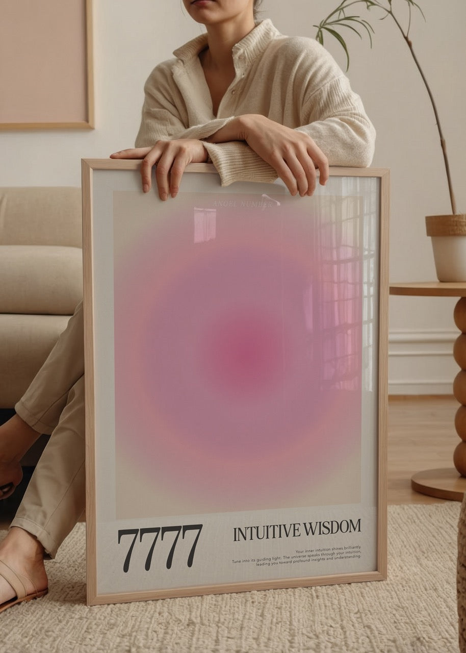Pastel pembe ve mor tonlarında yumuşak gradyanla tasarlanmış 7777 melek sayılı sezgisel bilgelik temalı poster baskısı.