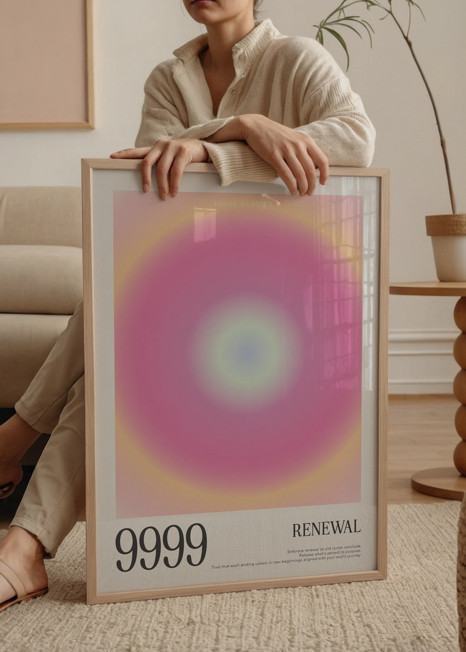Ortası açık mavi, kenarlara doğru pembe, sarı ve mor tonlara dönüşen yumuşak geçişli dairesel bir gradyan ile &quot;9999 Renewal&quot; yazılı melek sayısı posteri.