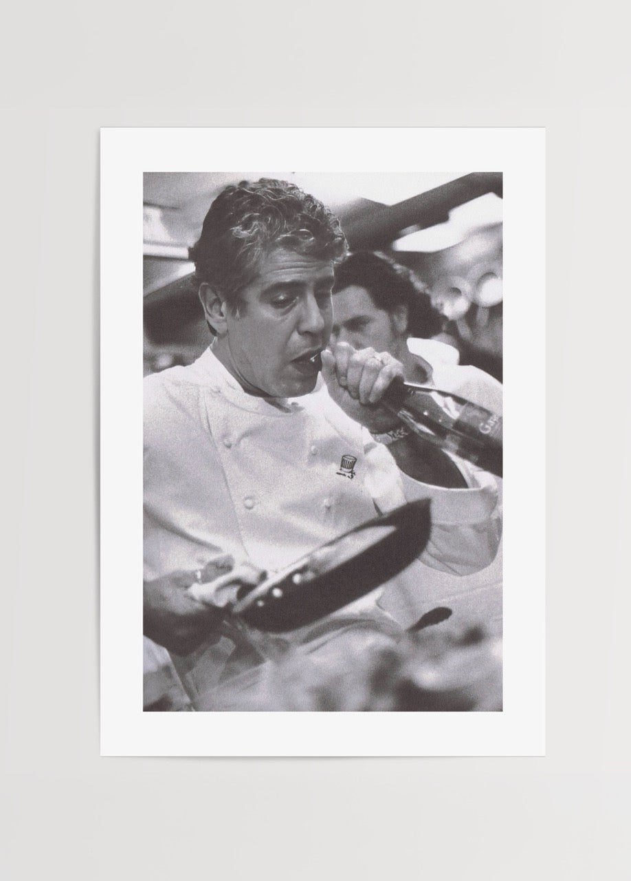 Mutfakta çalışırken çekilmiş Anthony Bourdain siyah beyaz fotoğrafı
