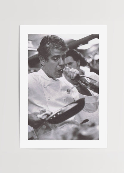 Mutfakta çalışırken çekilmiş Anthony Bourdain siyah beyaz fotoğrafı