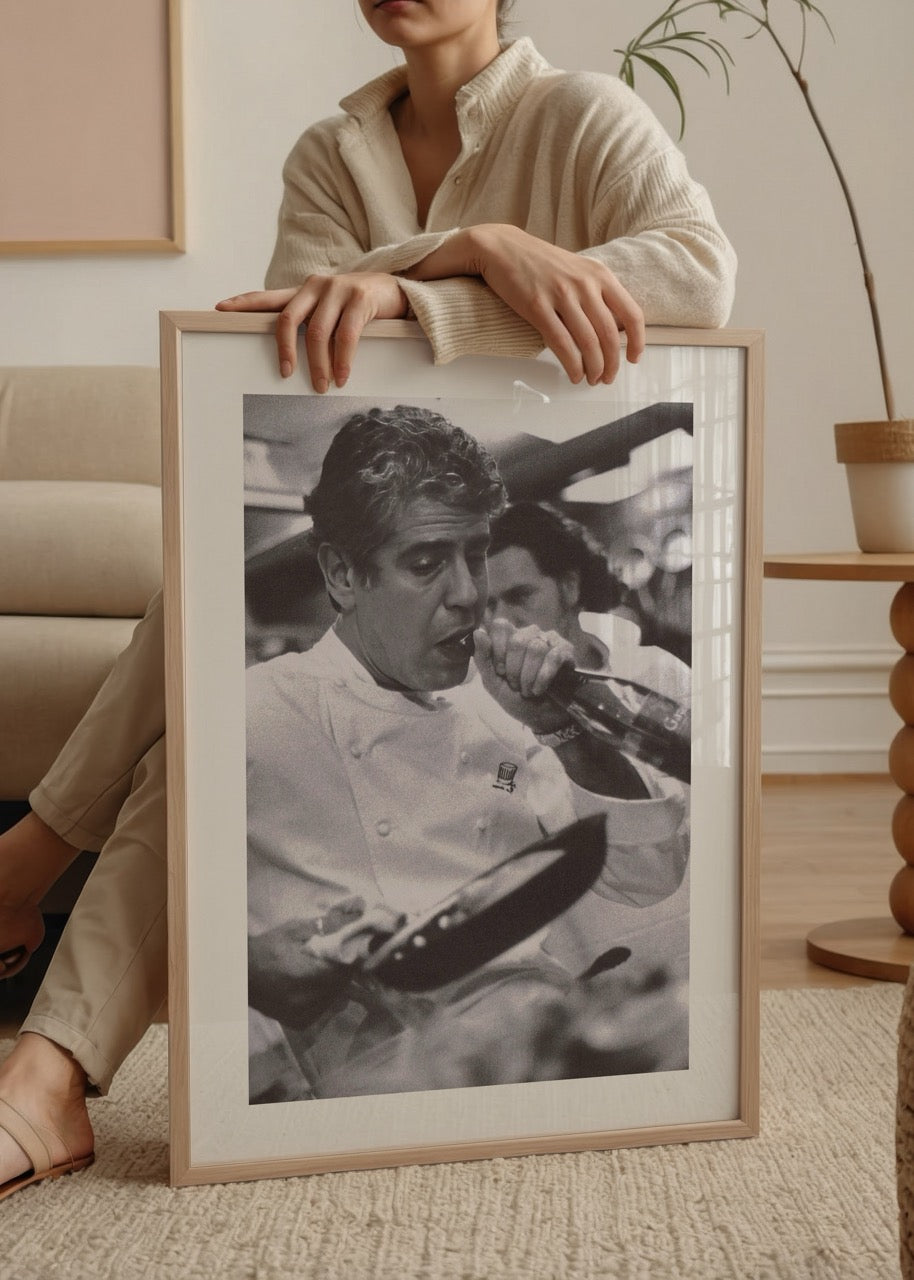 Mutfakta çalışırken çekilmiş Anthony Bourdain siyah beyaz fotoğrafı