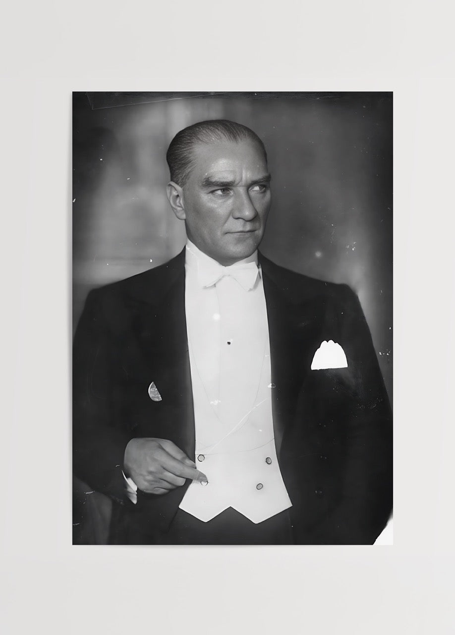 Mustafa Kemal Atatürk’ün beyaz papyon takarak verdiği siyah beyaz resmi portre posteri