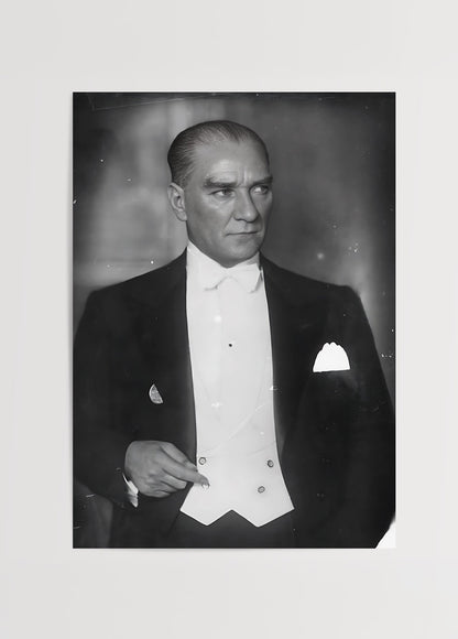 Mustafa Kemal Atatürk’ün beyaz papyon takarak verdiği siyah beyaz resmi portre posteri