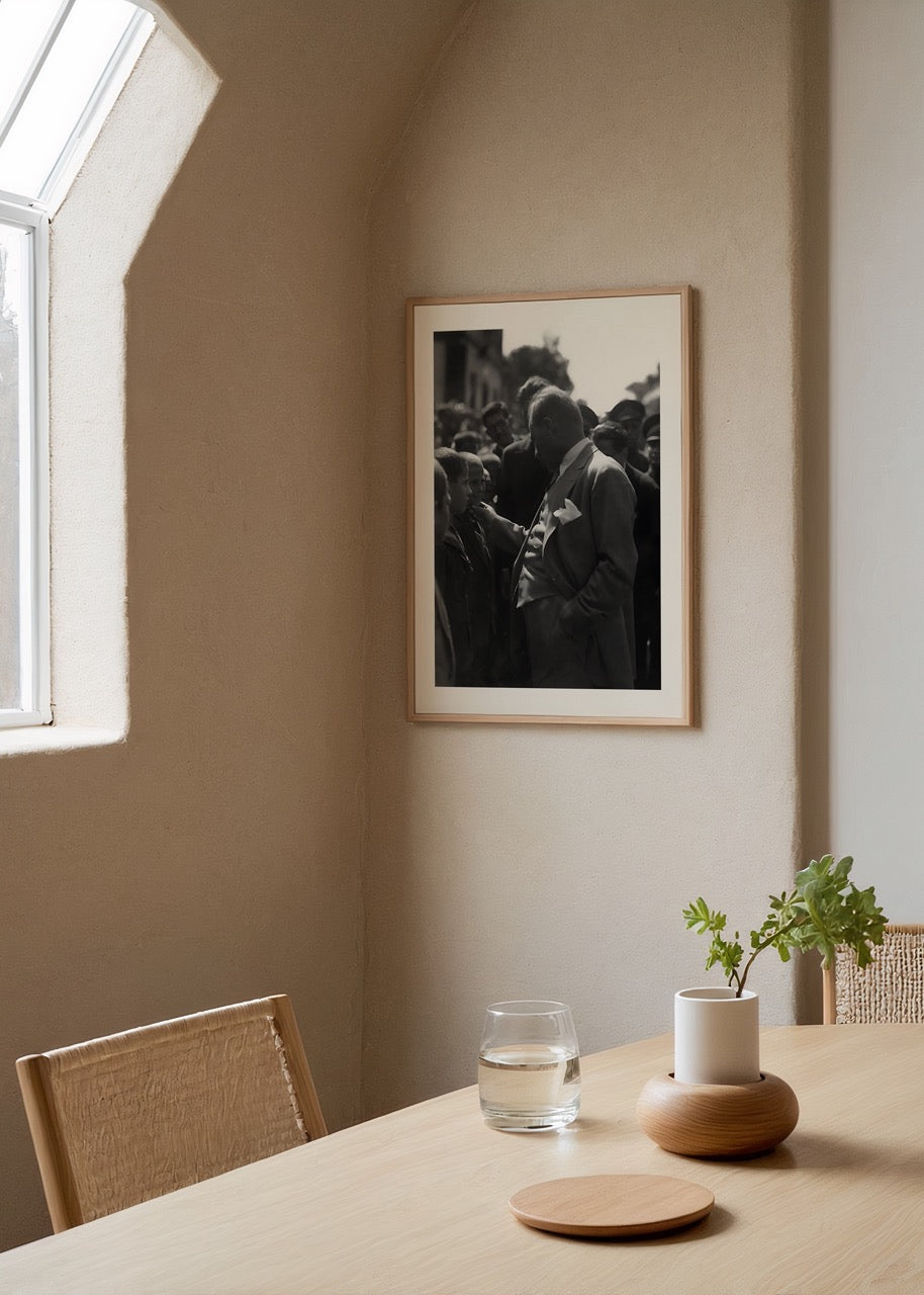 Mustafa Kemal Atatürk’ün bir çocuğun yanağını okşadığı siyah beyaz duygusal fotoğraf posteri