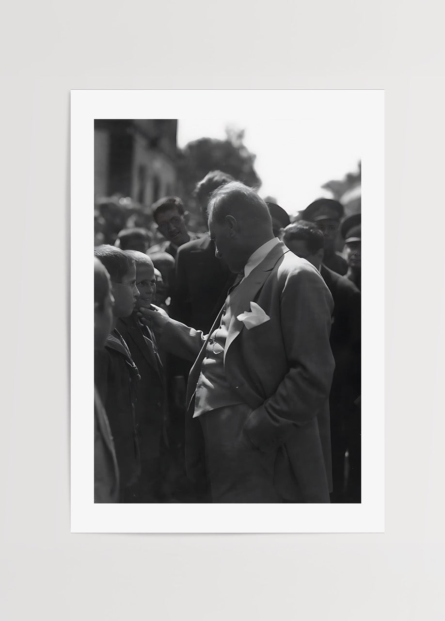 Mustafa Kemal Atatürk’ün bir çocuğun yanağını okşadığı siyah beyaz duygusal fotoğraf posteri