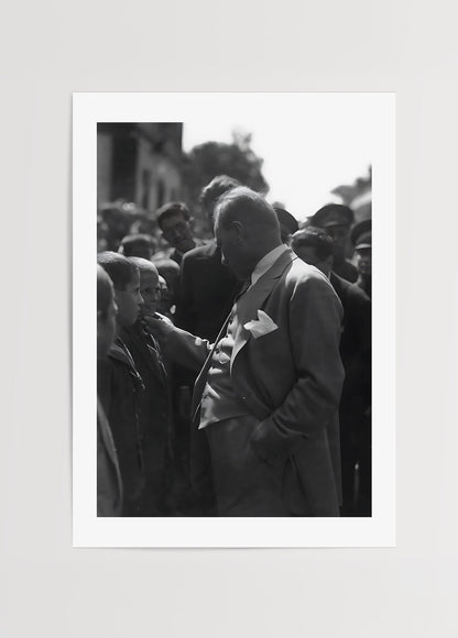 Mustafa Kemal Atatürk’ün bir çocuğun yanağını okşadığı siyah beyaz duygusal fotoğraf posteri