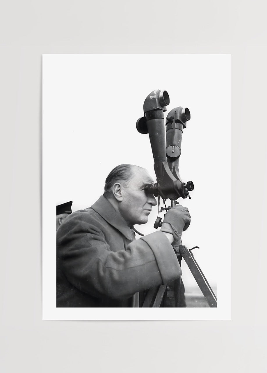 Dürbünle uzaklara bakan Mustafa Kemal Atatürk&
