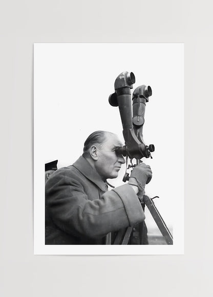 Dürbünle uzaklara bakan Mustafa Kemal Atatürk&