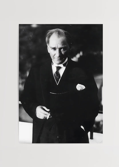 Mustafa Kemal Atatürk’ün gülümseyerek objektife baktığı siyah beyaz portre posteri

