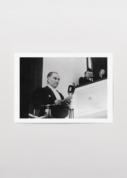 Mustafa Kemal Atatürk meclis kürsüsünde konuşma yaparken çekilmiş siyah beyaz tarihi fotoğraf posteri
