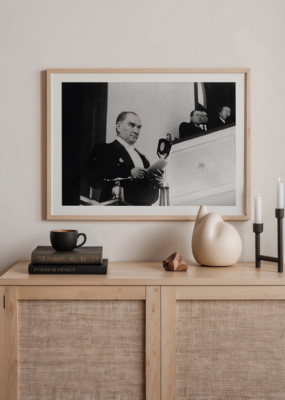 Mustafa Kemal Atatürk meclis kürsüsünde konuşma yaparken çekilmiş siyah beyaz tarihi fotoğraf posteri