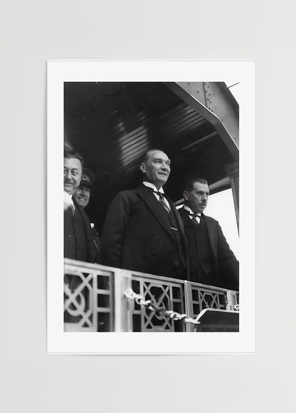 Mustafa Kemal Atatürk’ün tren vagonunda halkı selamladığı siyah beyaz fotoğraf posteri

