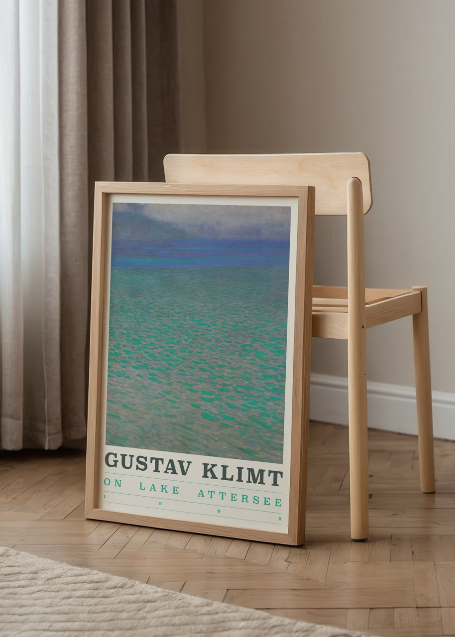 Gustav Klimt’in Attersee Gölü eserinden ilhamla tasarlanmış mavi-yeşil tonlarında soyut doğa posteri.