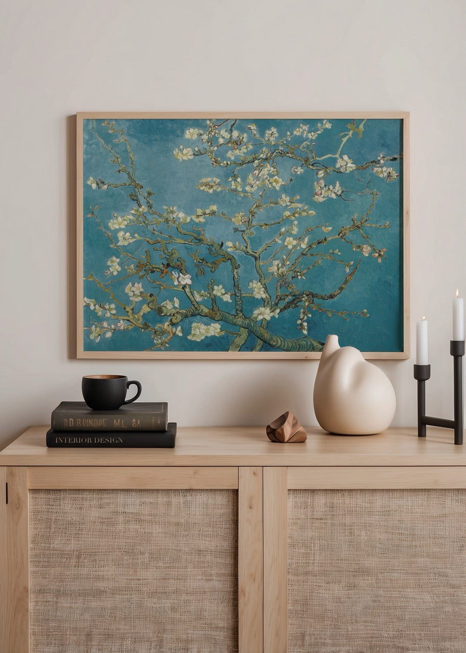 Vincent van Gogh’un badem çiçeği dallarını betimlediği mavi fonlu poster baskısı