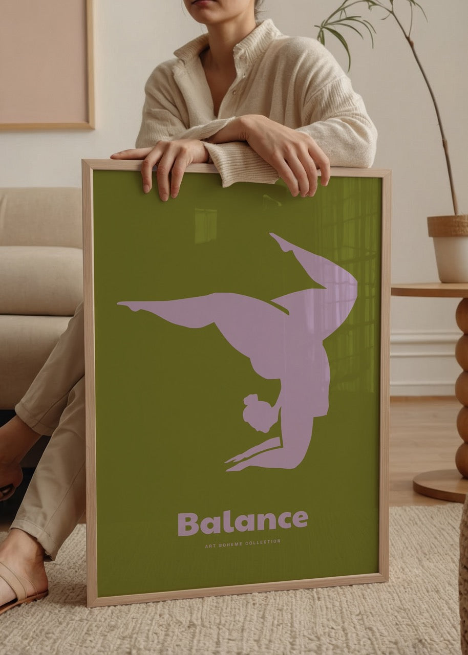 Zeytin yeşili zemin üzerine lavanta moru el duruşu yapan kadın figürü, altında “Balance” yazısı bulunan minimalist poster