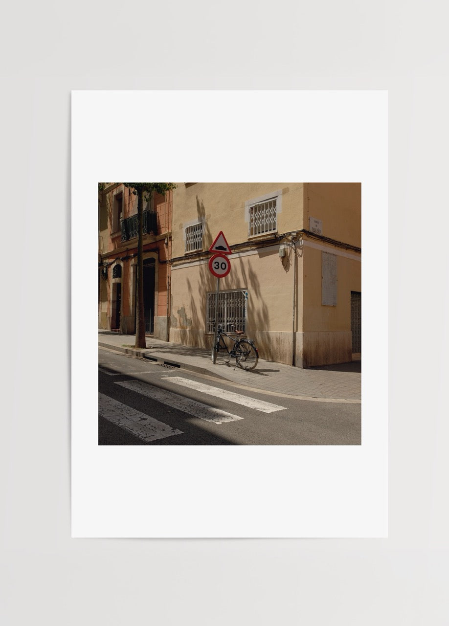 Merve Kurt’un Barcelona’da çektiği bisikletli sokak fotoğrafı, şehrin hafızasını yansıtan dekoratif poster baskı.