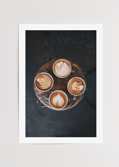 Rustik masa üzerinde latte art desenli dört fincan kahve içeren kahve temalı dekoratif poster