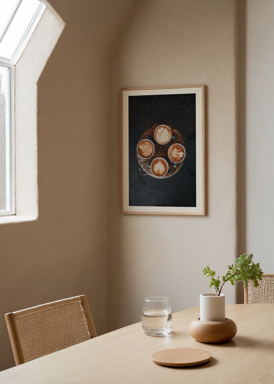 Rustik masa üzerinde latte art desenli dört fincan kahve içeren kahve temalı dekoratif poster
