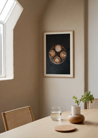 Rustik masa üzerinde latte art desenli dört fincan kahve içeren kahve temalı dekoratif poster