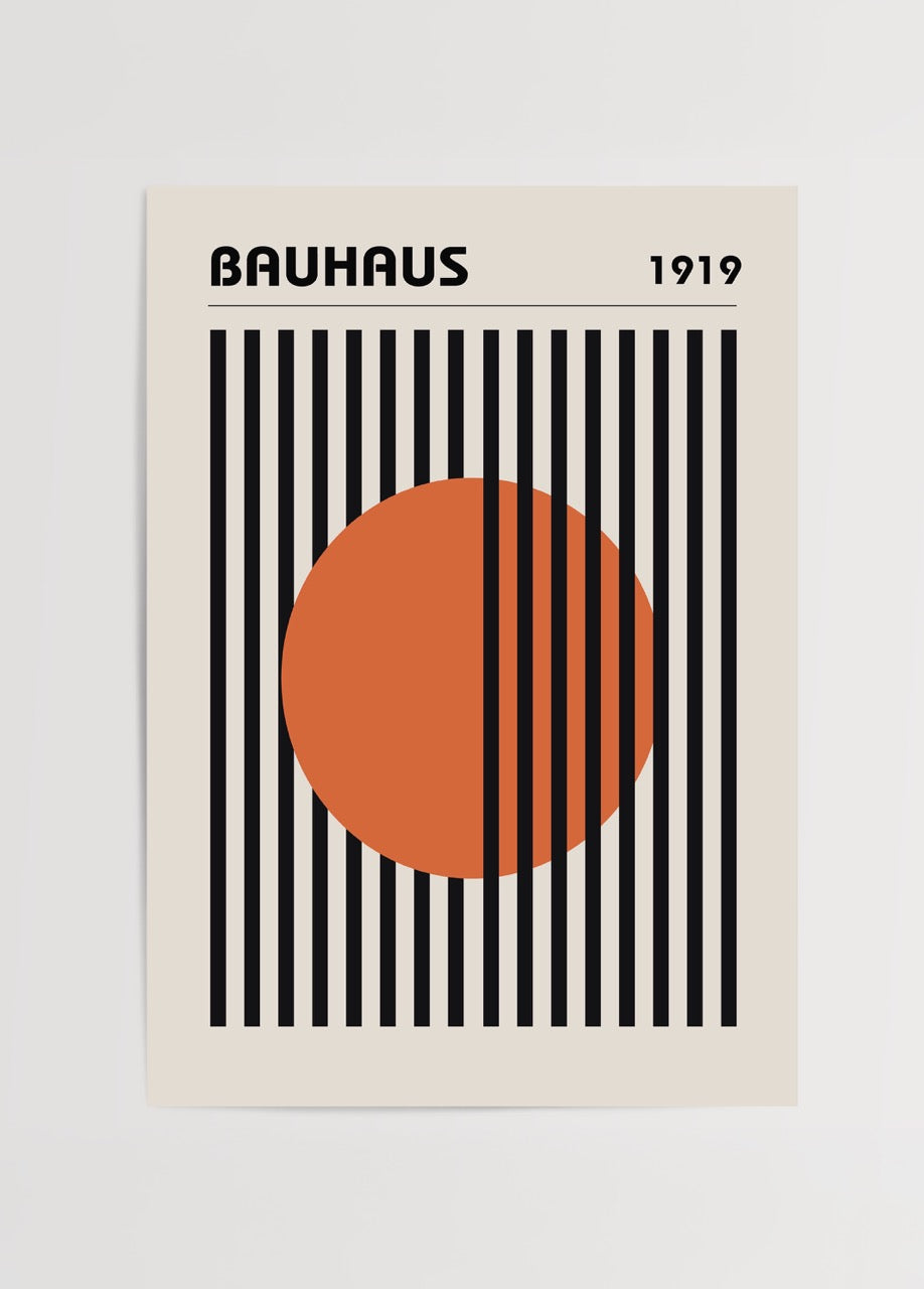 Siyah dikey çizgilerle bölünmüş kırmızı daire içeren Bauhaus temalı geometrik sanat posteri.