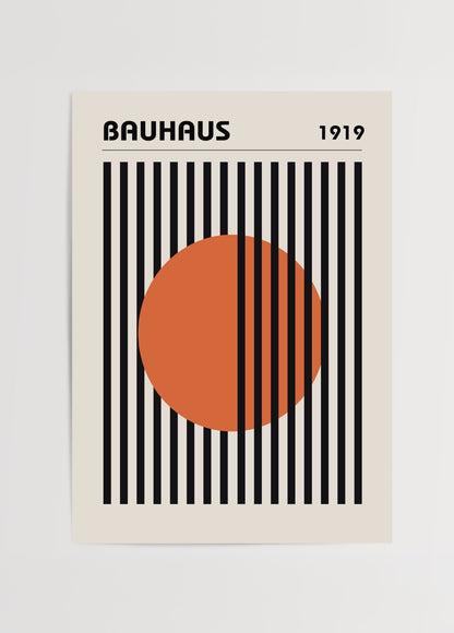 Siyah dikey çizgilerle bölünmüş kırmızı daire içeren Bauhaus temalı geometrik sanat posteri.