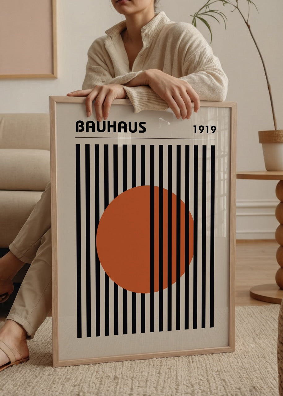 Siyah dikey çizgilerle bölünmüş kırmızı daire içeren Bauhaus temalı geometrik sanat posteri.