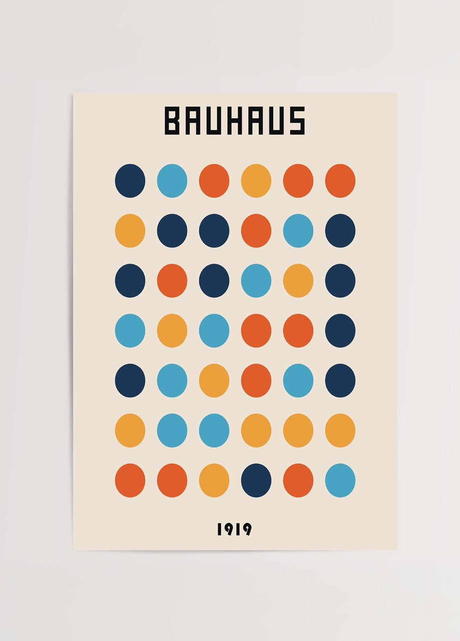 1919’da kurulan Bauhaus hareketinden esinlenen, renkli dairelerden oluşan geometrik soyut tasarım poster baskısı.