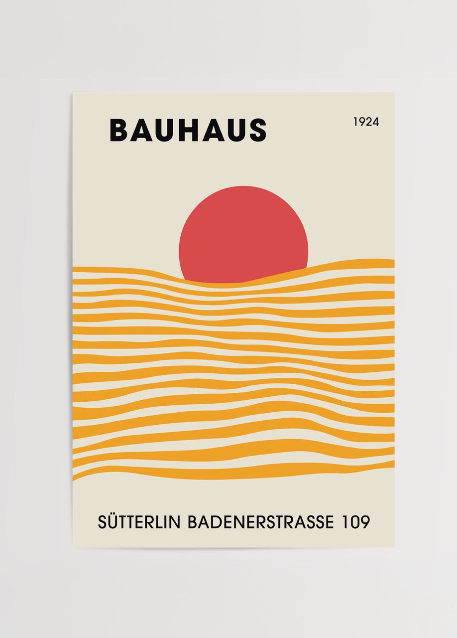 Bauhaus tarzı kırmızı güneş ve sarı dalga çizgileriyle tasarlanmış minimal duvar posteri