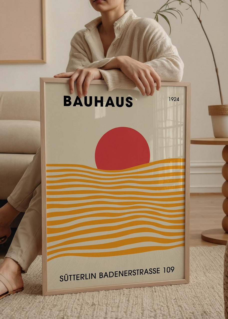 Bauhaus tarzı kırmızı güneş ve sarı dalga çizgileriyle tasarlanmış minimal duvar posteri