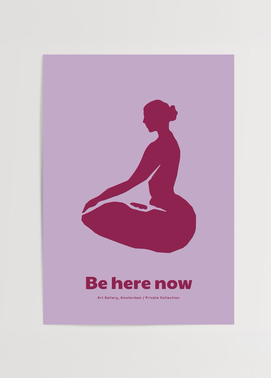 Be Here Now posteri, mor zemin üzerine meditasyon yapan kadın figürü illüstrasyonu