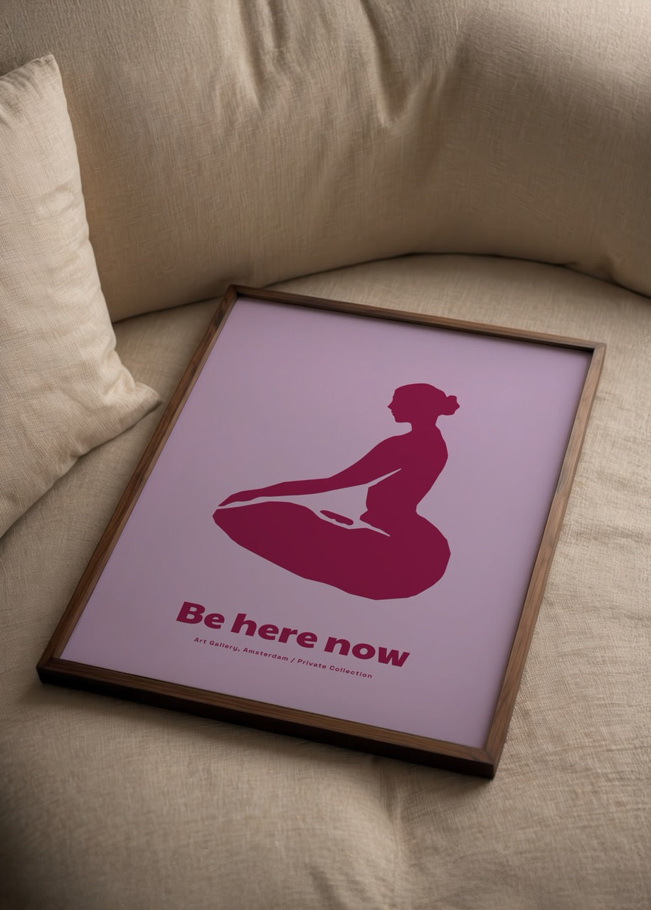 Be Here Now posteri, mor zemin üzerine meditasyon yapan kadın figürü illüstrasyonu