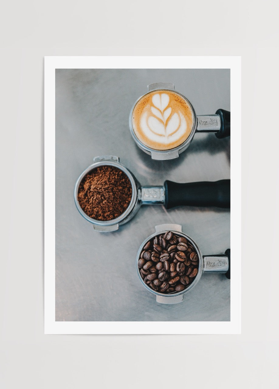 Portafiltre içinde kahve çekirdekleri, öğütülmüş kahve ve latte art fincanıyla kahve sürecini anlatan estetik poster