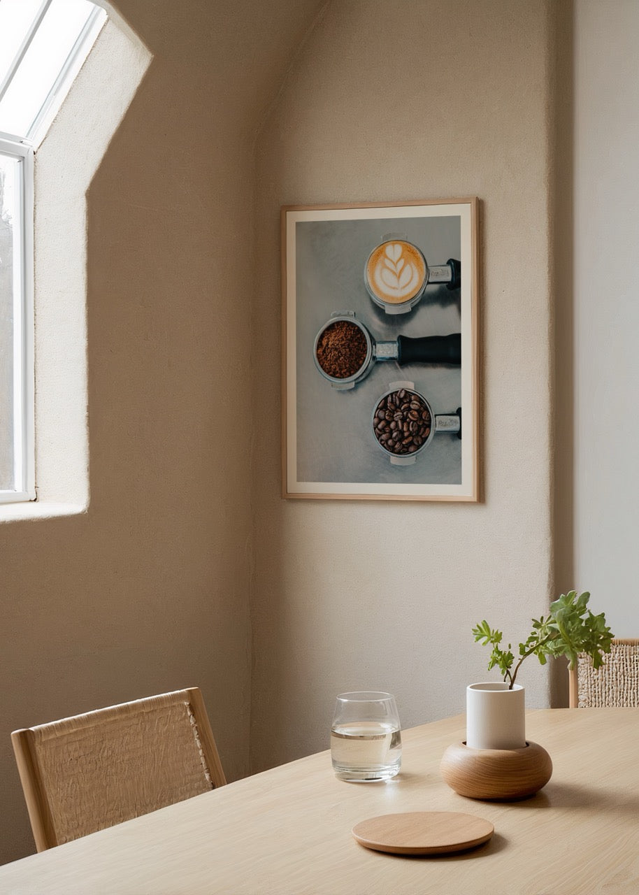 Portafiltre içinde kahve çekirdekleri, öğütülmüş kahve ve latte art fincanıyla kahve sürecini anlatan estetik poster