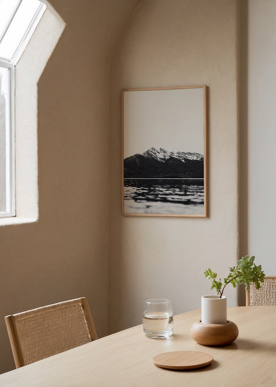 Minimal kompozisyonda dağ ve göl manzarasını yansıtan siyah beyaz fotoğraf posteri.