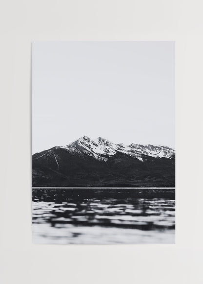 Minimal kompozisyonda dağ ve göl manzarasını yansıtan siyah beyaz fotoğraf posteri.
