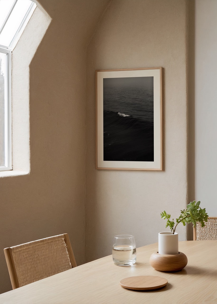 Minimal siyah beyaz dalga fotoğrafıyla modern ve sakin bir atmosfer.