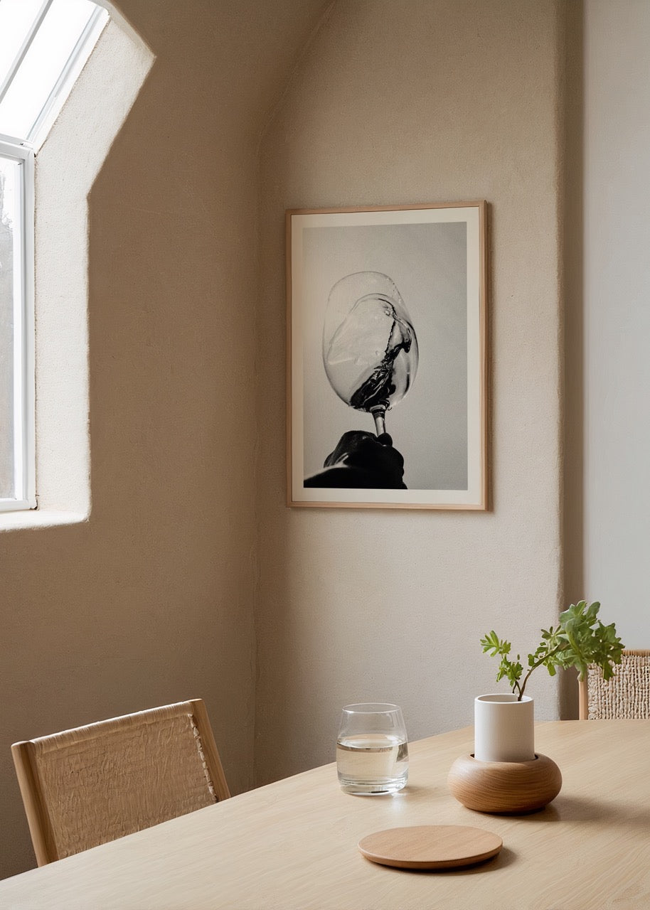 Modern bar dekorasyonu için siyah beyaz şarap kadehi minimal fotoğraf posteri.
