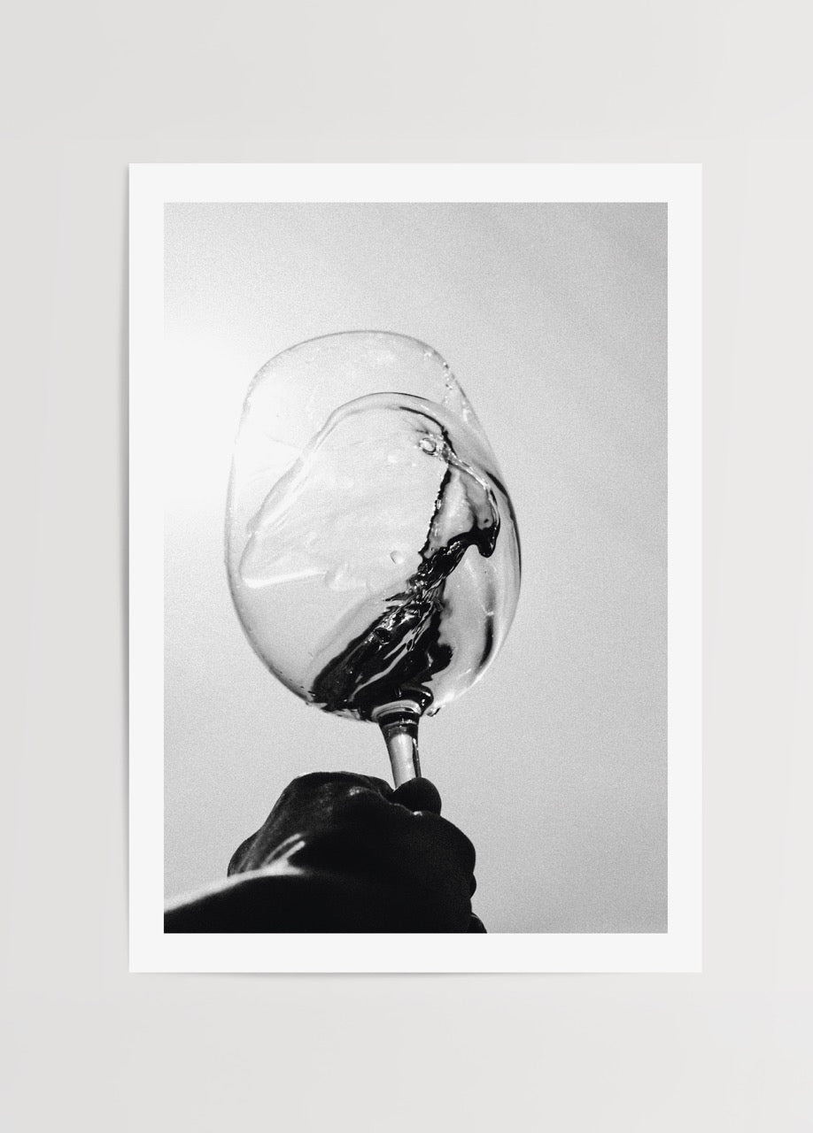 Modern bar dekorasyonu için siyah beyaz şarap kadehi minimal fotoğraf posteri.
