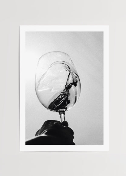 Modern bar dekorasyonu için siyah beyaz şarap kadehi minimal fotoğraf posteri.